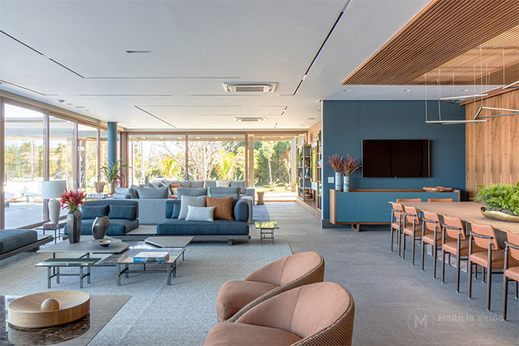 cores na decoração em ambiente amplo com tons de azul, marrom e madeira