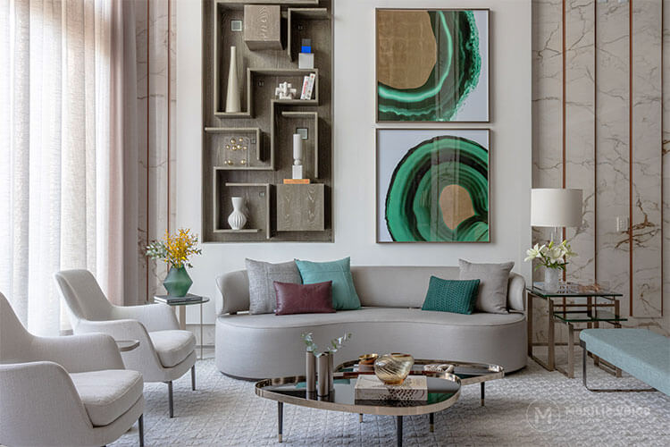 cores na decoração de uma sala de estar com sofás e poltronas em cores claras e almofadas, vasos e quadros em tons de verde