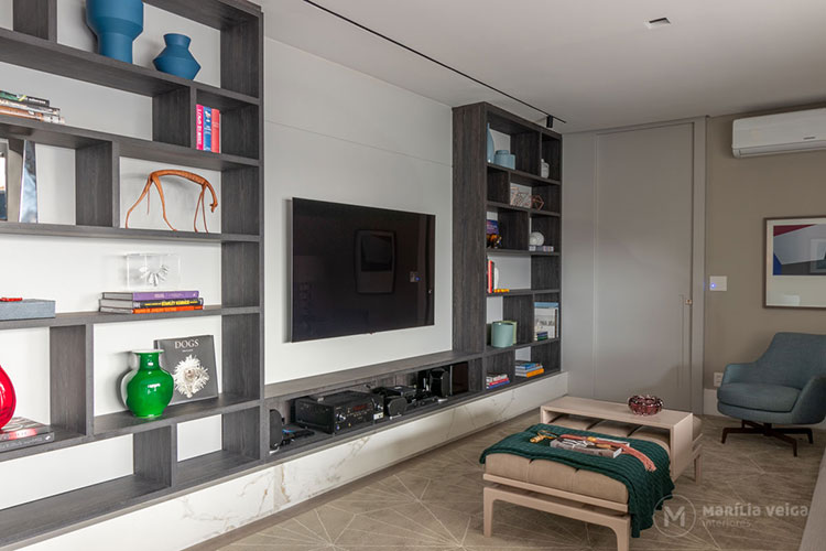 home theater integrado tv em painel branco com estante de marcenaria planejada cinza chumbo em volta