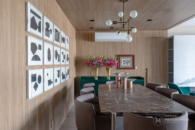 painel de marcenaria customizada nas paredes e teto da sala de jantar