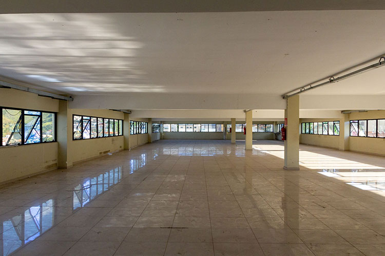 ambiente da empresa vazio antes da reforma
