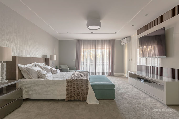 suíte de casal ampla com decoração clara