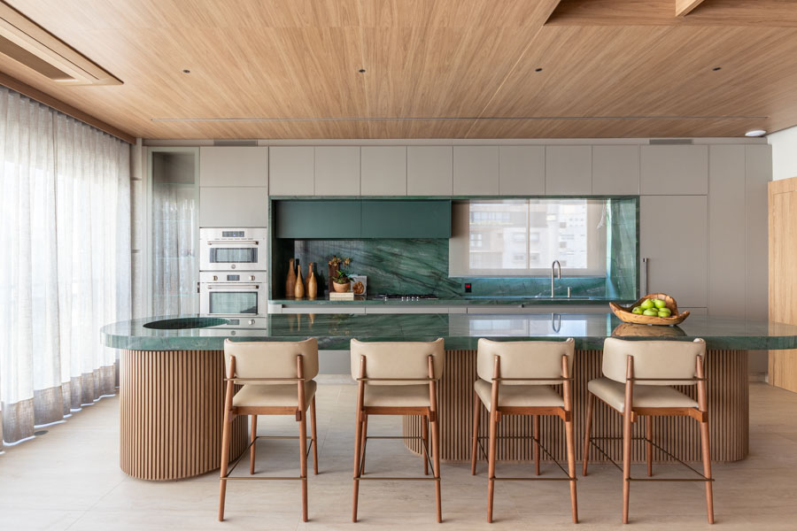 O coração do apartamento: cozinha integrada, bancada em verde. Projeto residencial Jardim Paulista.